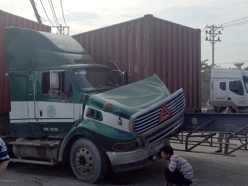 Hai xe container va chạm khiến một xe hư hỏng nặng.